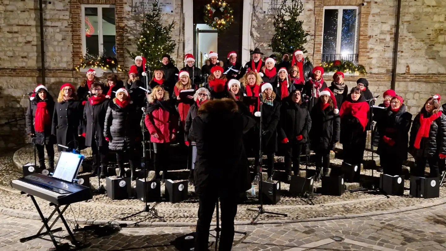 Il Coro polifonico Grilli all'accensione dell'albero di Natale